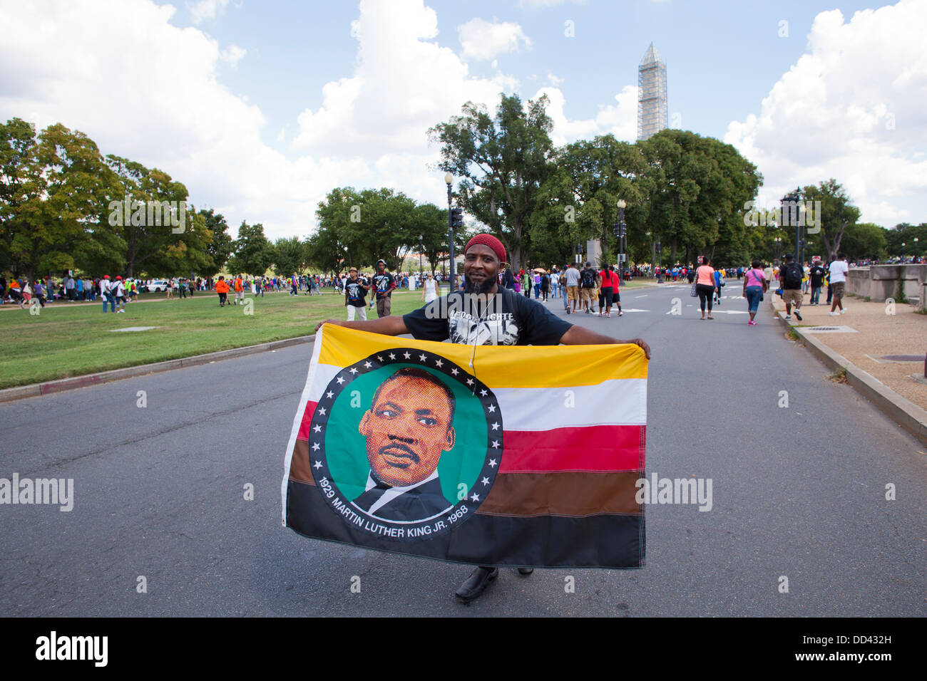 L'homme afro-américain Martin Luther King Jr holding flag - Washington, DC, USA Banque D'Images