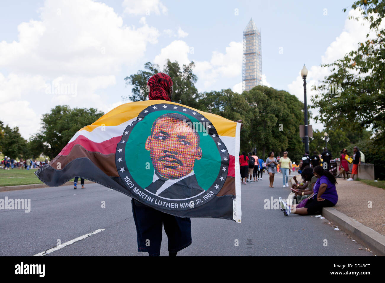 L'homme qui agitait un drapeau de Martin Luther King Jr - Washington, DC USA Banque D'Images