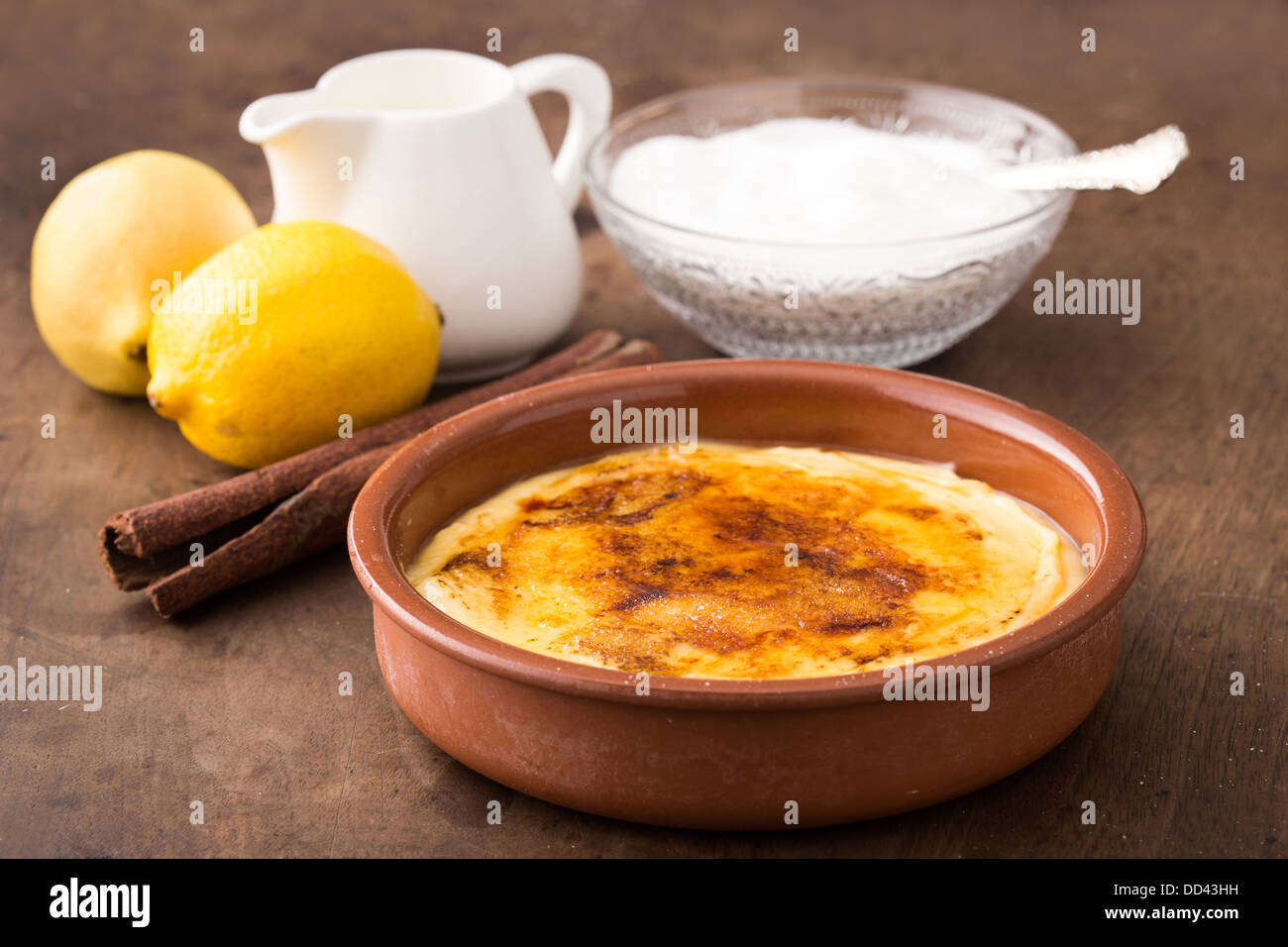 Crème brûlée traditionnelle sur plat de céramique sur table en bois Banque D'Images