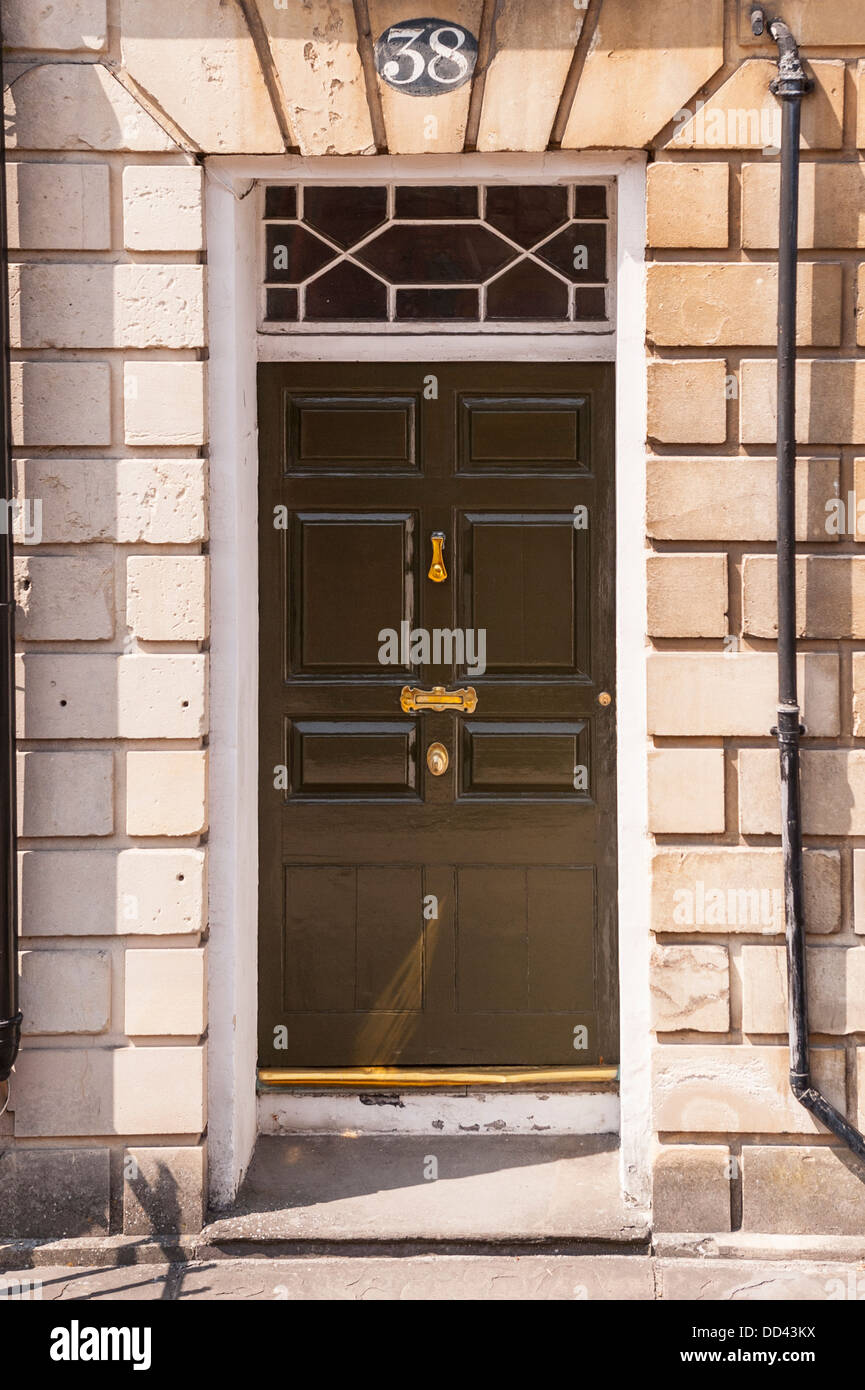 Une grande porte à panneaux en bois Banque D'Images
