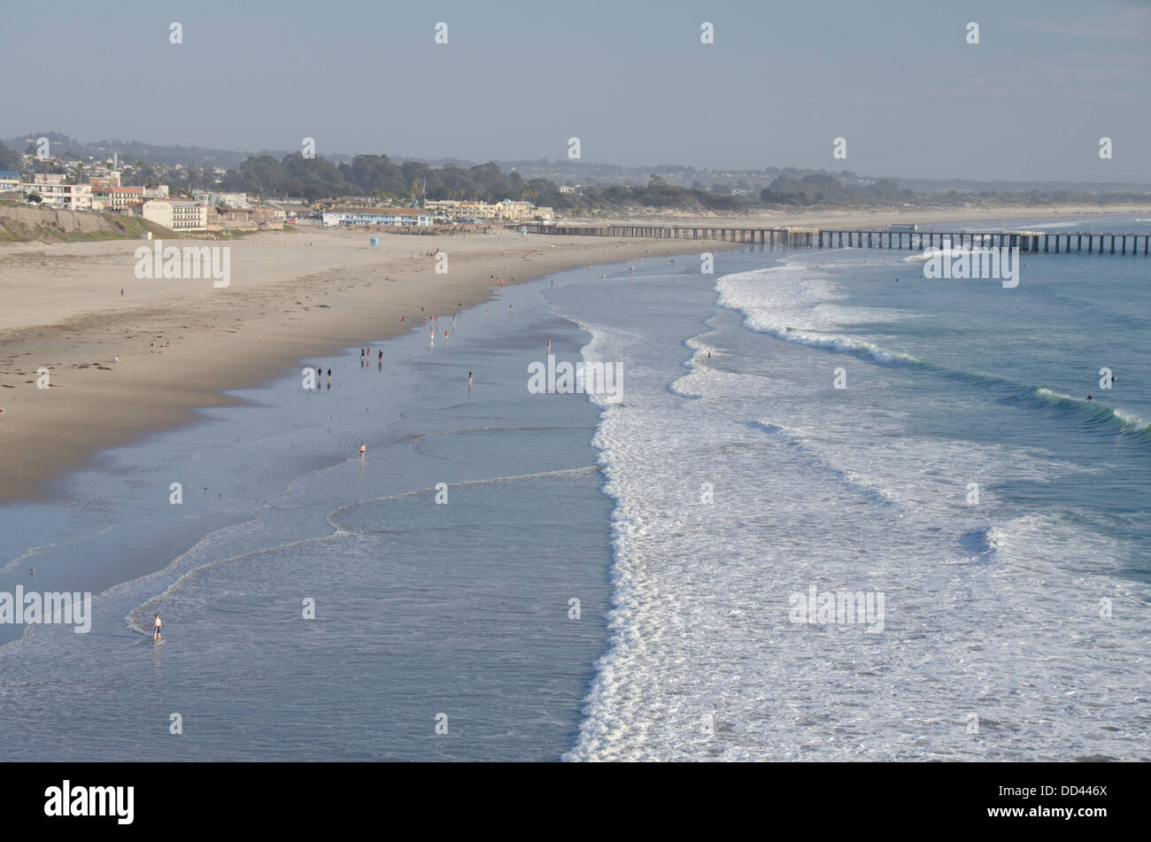 La Californie, la côte du Pacifique, Pismo Beach. Aperçu de la pittoresque côte de sable de Pismo Beach avec l'historique Pier à distance. Banque D'Images