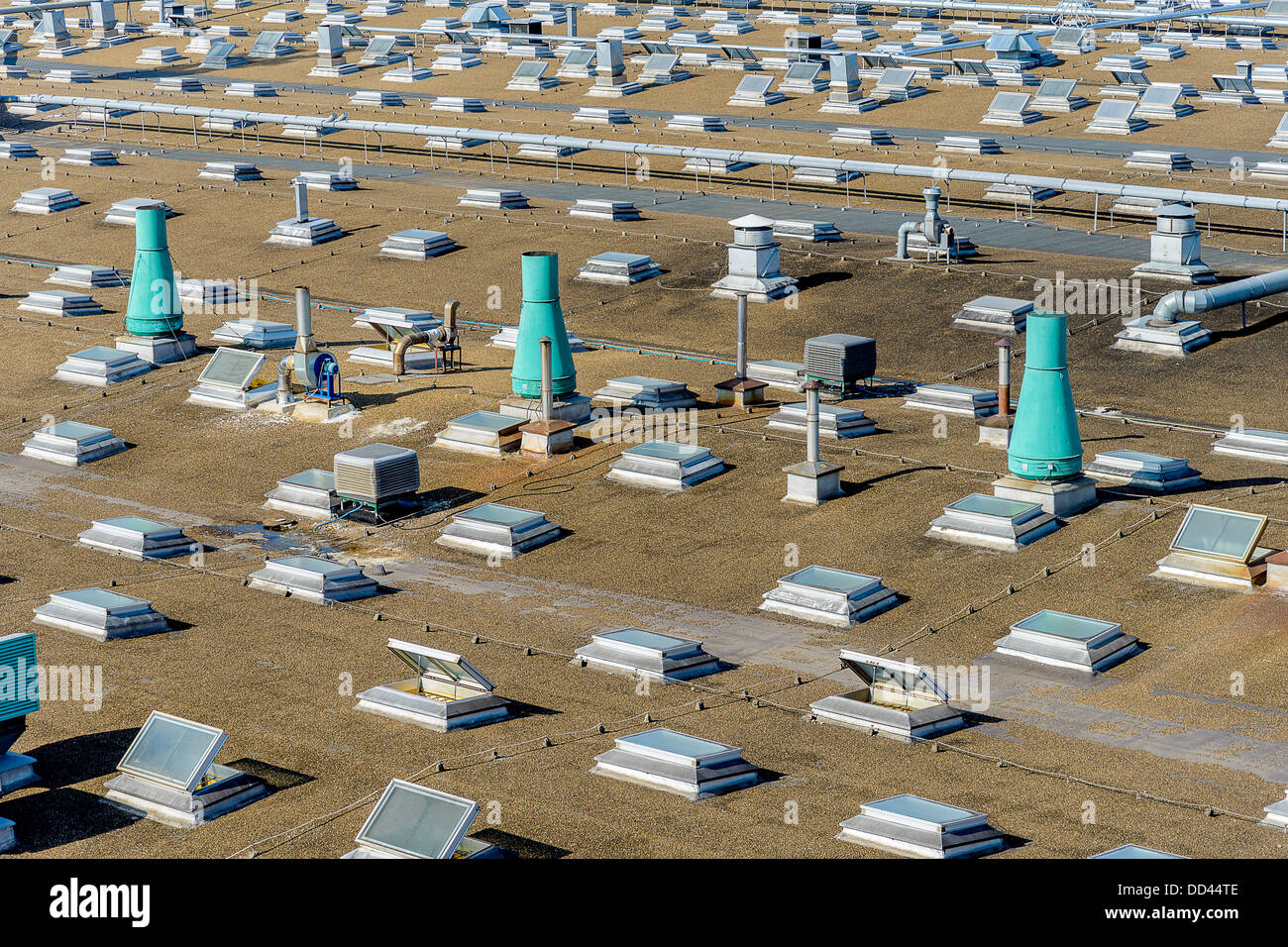 Toit d'un complexe industriel avec l'installation de ventilation et d'éclairage les impostes Banque D'Images