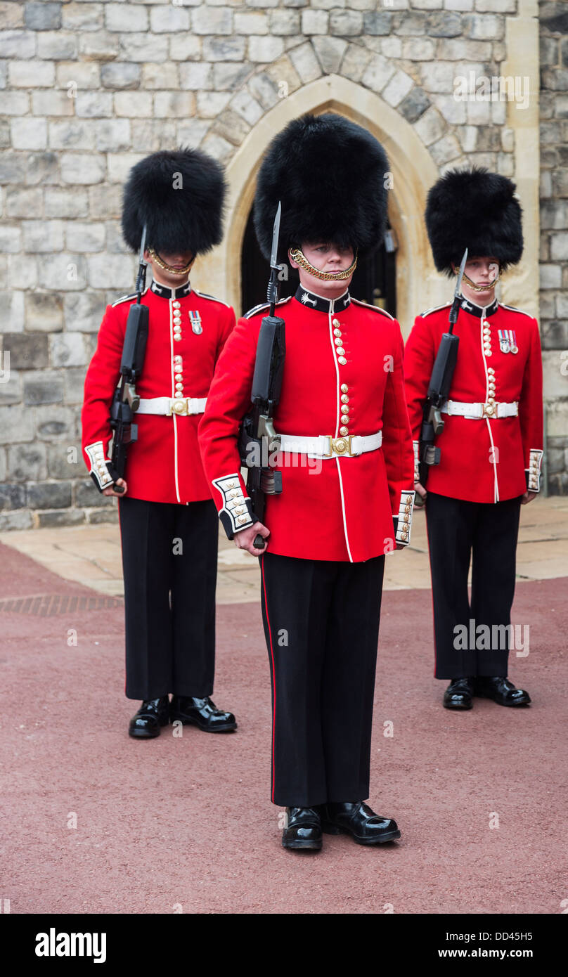Les soldats de la garde de la Reine au château de Windsor, en Angleterre,  avec l'uniforme rouge et noir, d'armes traditionnelles bearskin pac ou  busby Photo Stock - Alamy