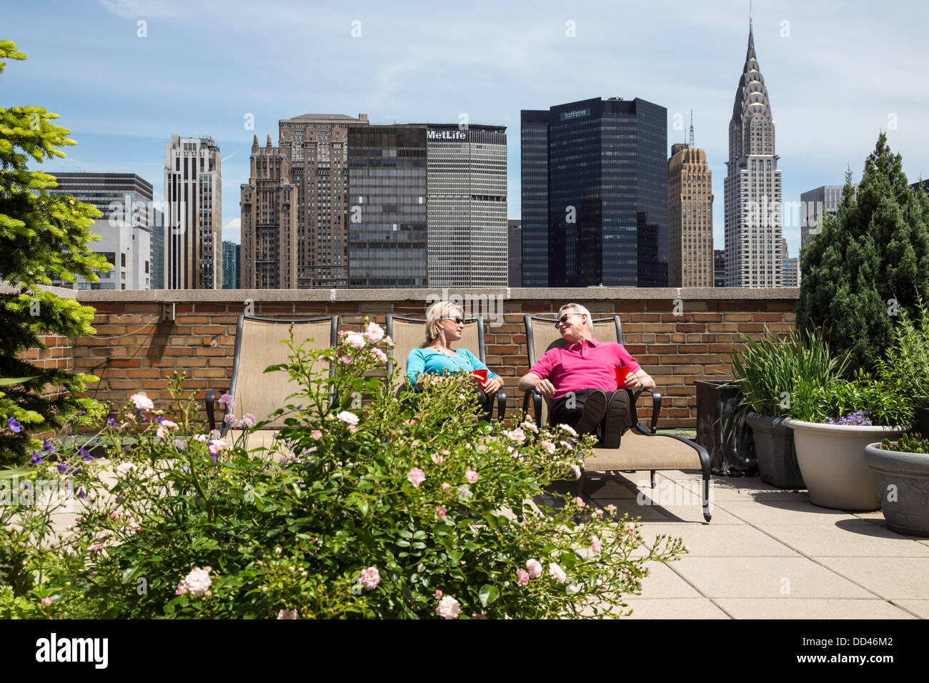 Belle Mature Couple Relaxing on Roof Deck, NYC Banque D'Images