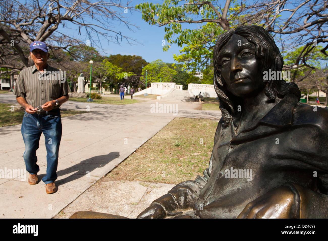 Une statue de John Lennon assis sur un banc sans lunettes dans le parc John Lennon à La Havane, capitale de Cuba Banque D'Images