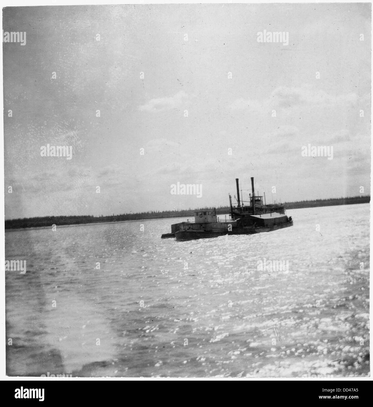 Remorqueur remorquant un bateau à vapeur, démontrant l'utilisation de remorqueurs pour la navigation et le transport maritimes. Banque D'Images