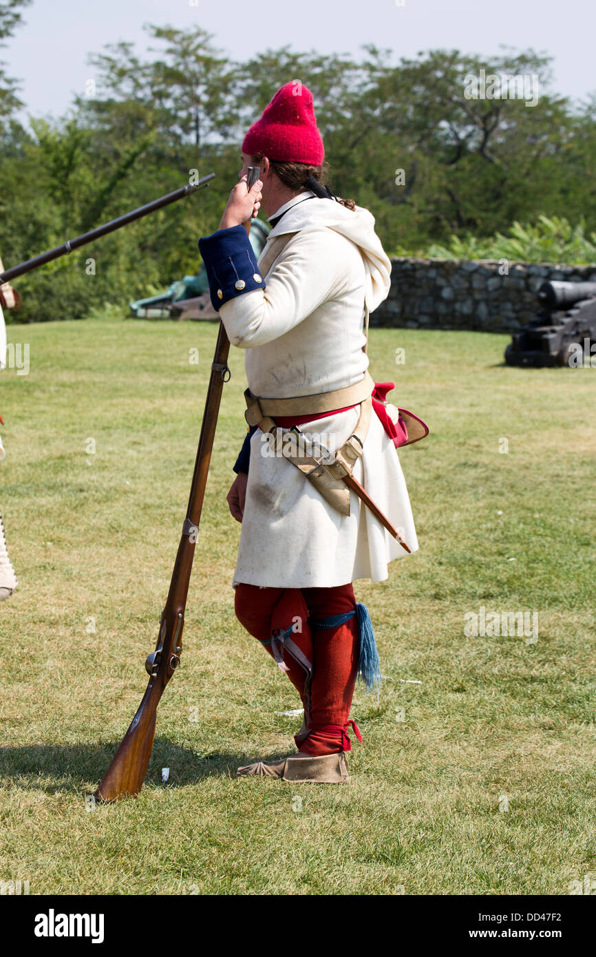 Fort Ticonderoga 1750 guide de l'armée française s'appuyant sur un mousquet. Coureur de Bois French and Indian War. Banque D'Images