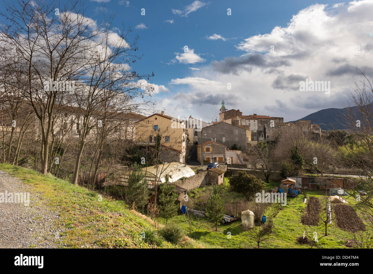 Vue sur le village de St Jean Pla de Corts, Hérault, Languedoc-Roussillon,  France Photo Stock - Alamy
