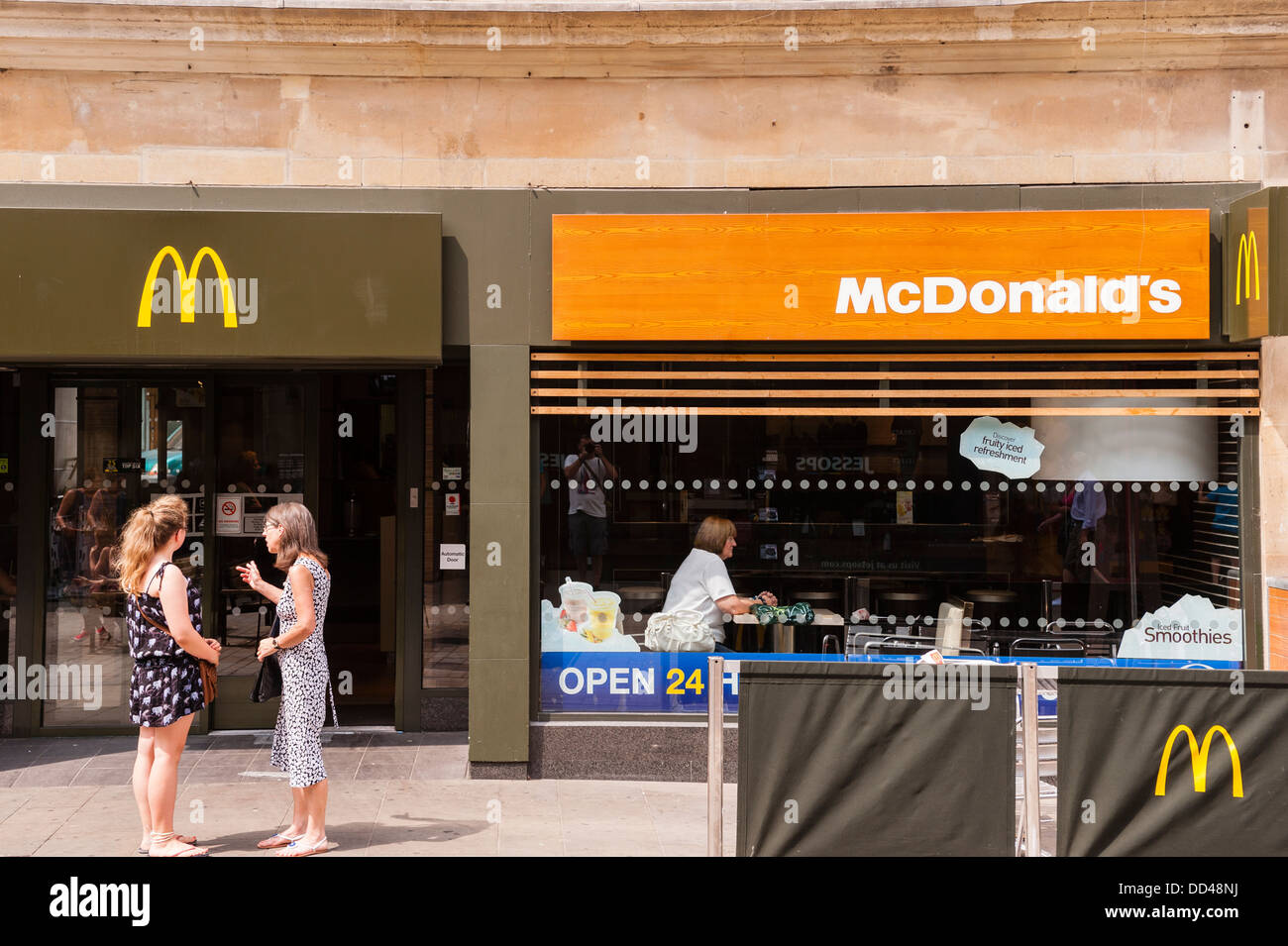 Le Mcdonald's restaurant fast food à Bath , Somerset , Angleterre , Angleterre , Royaume-Uni Banque D'Images