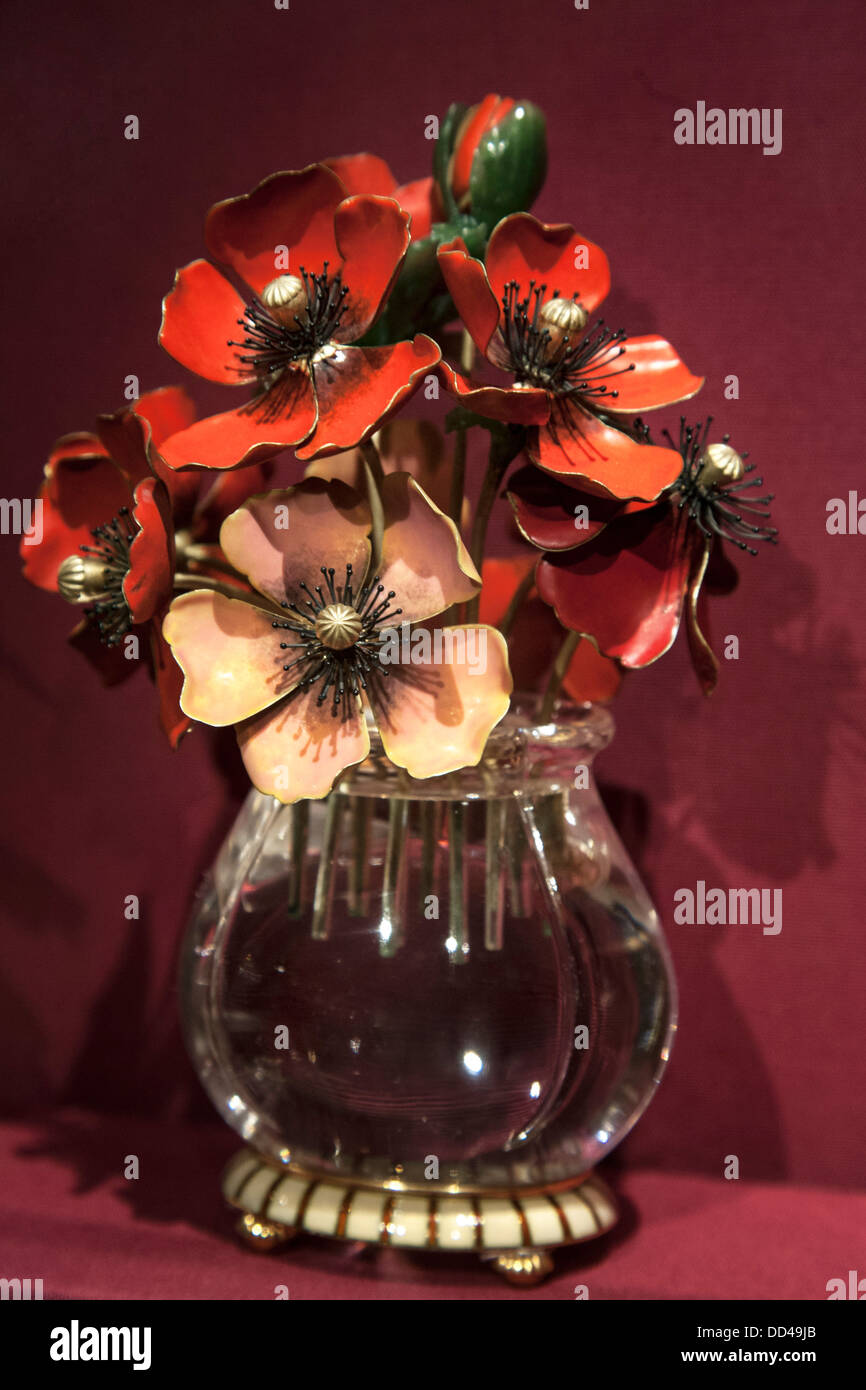Faberge anémones impériale un bouquet de fleurs d'or et de jade en vase en cristal de roche fabriqués pour la famille royale russe Banque D'Images