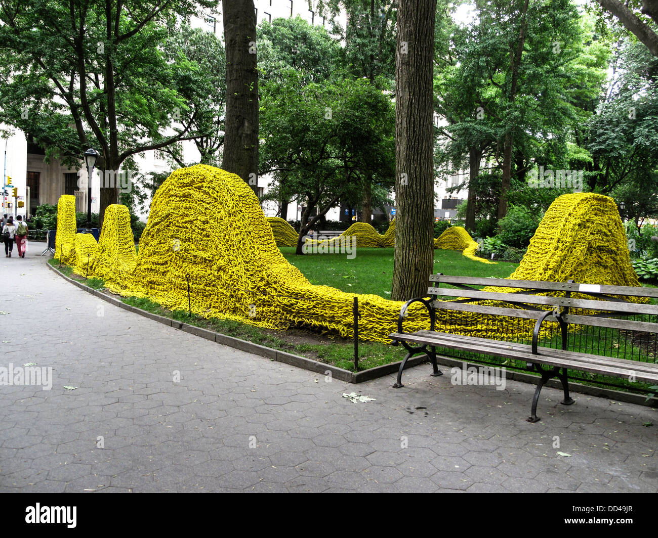 Vue globale de la section jaune de 3 partie de corde tissée sinueuses art Installation Rouge Jaune Bleu par Orly Genger Madison Square Park Banque D'Images