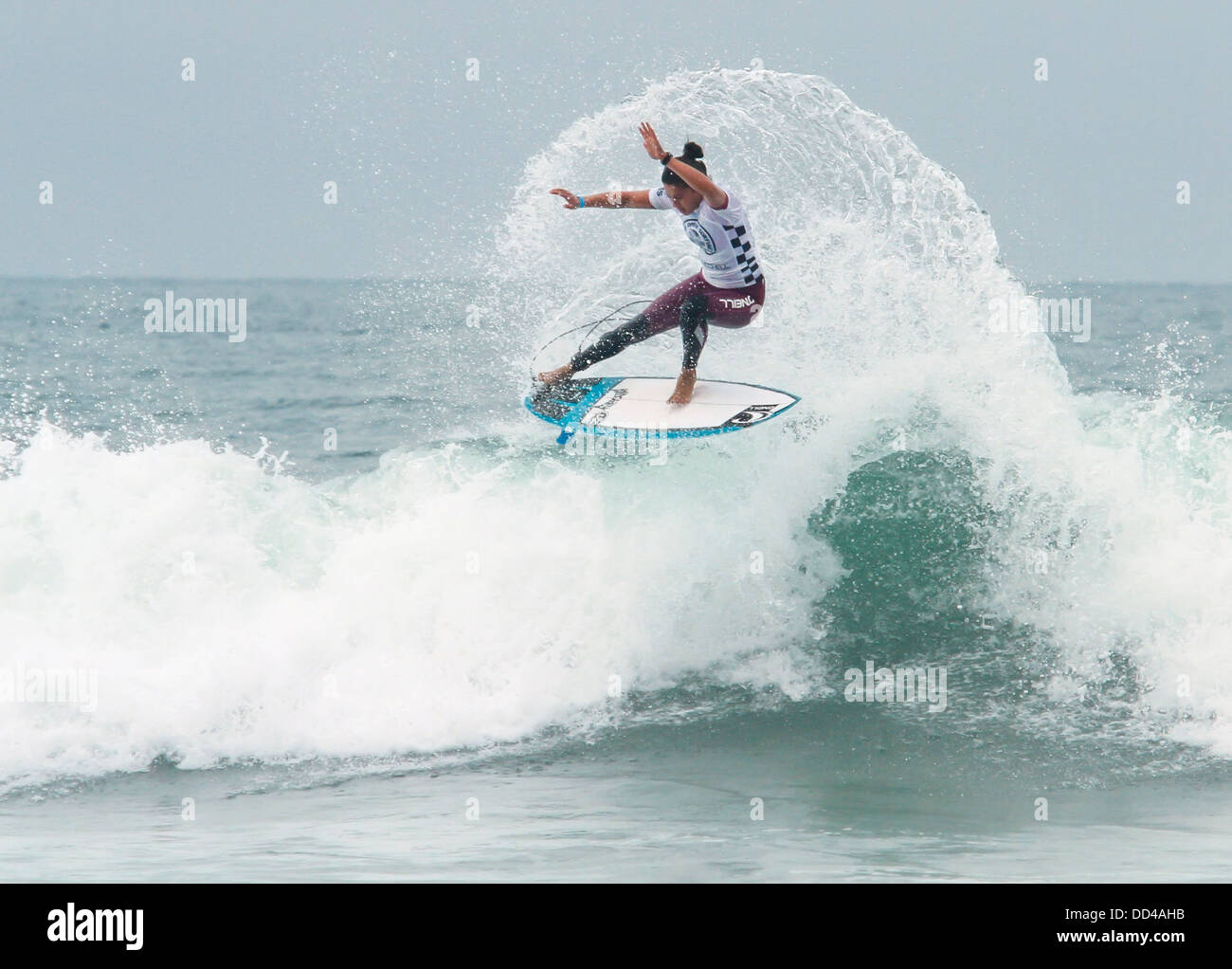 Surfer dans la compétition féminine de nous ouvrir des concours de surf Banque D'Images