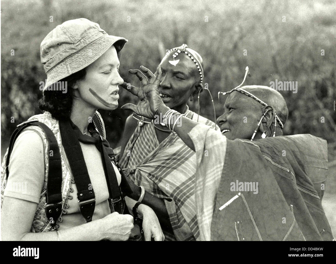 L'écrivain de voyage Christine Osborne a son visage peint par les femmes Masai au Kenya, 1972 Banque D'Images