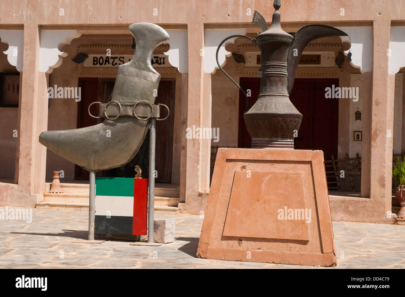 Symboles de l'identité arabe du Golfe, le khanjar poignard et la cafetière, à Dhabi Heritage Village, Emirats Arabes Unis Banque D'Images