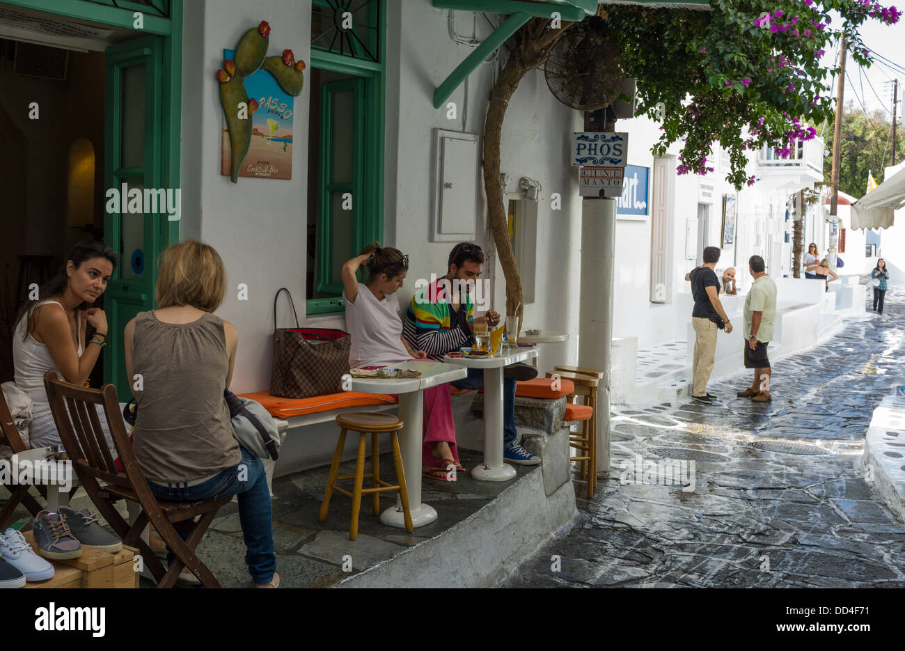 Grèce, Mykonos, personnes dans un bar de la vieille ville de Chora Banque D'Images