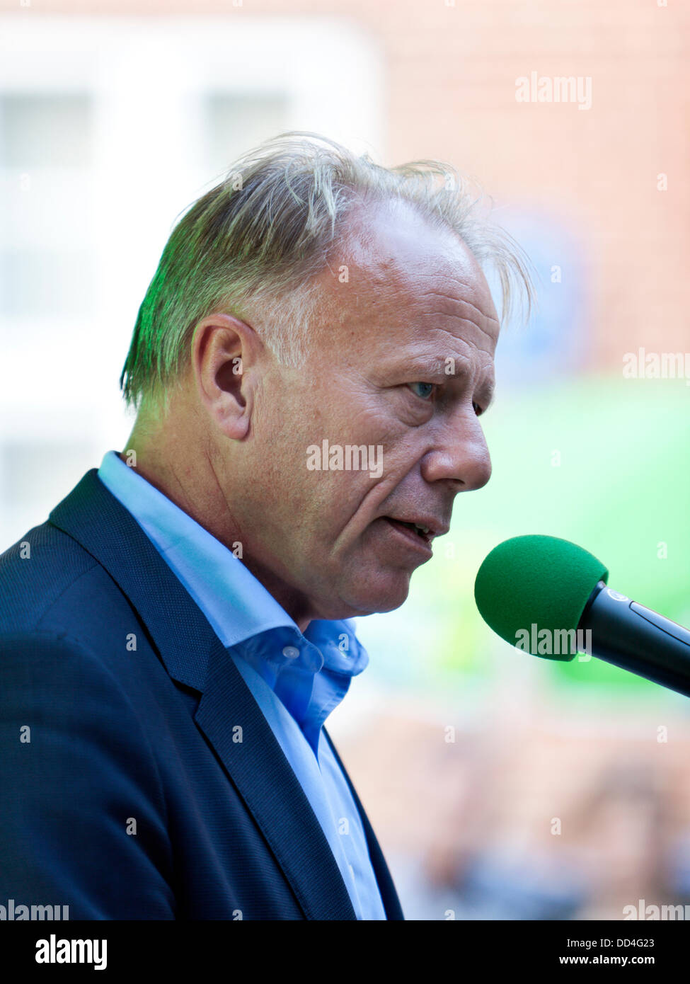 Lunebourg - Allemagne, Août 24th, 2013 : Jürgen Trittin, premier candidat de Bündnis 90/Die Grünen et ancien ministre fédéral de l'environnement, de la Conservation de la nature et de la sûreté nucléaire s'exprimant lors d'une partie pré-électorale. Banque D'Images