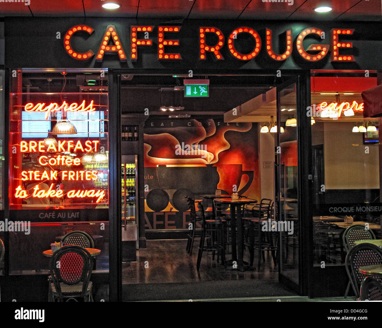 Café Rouge Express Restaurant, Euston, Londres, Groupe Décontracté Banque D'Images