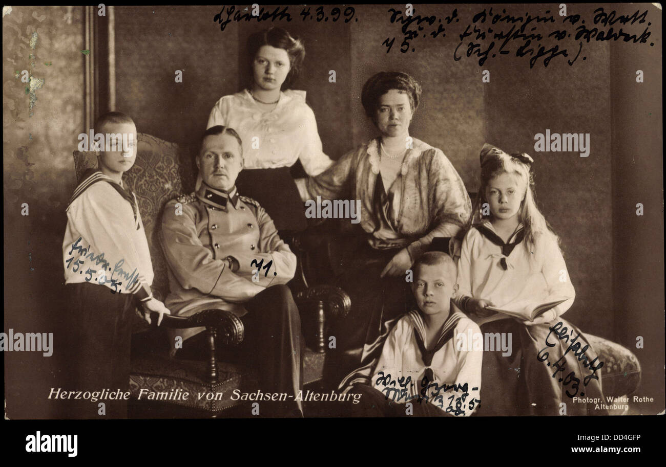 Ak Herzogliche Familie von Sachsen Altenburg, Gruppenfoto, Ernst, Charlotte ; Banque D'Images