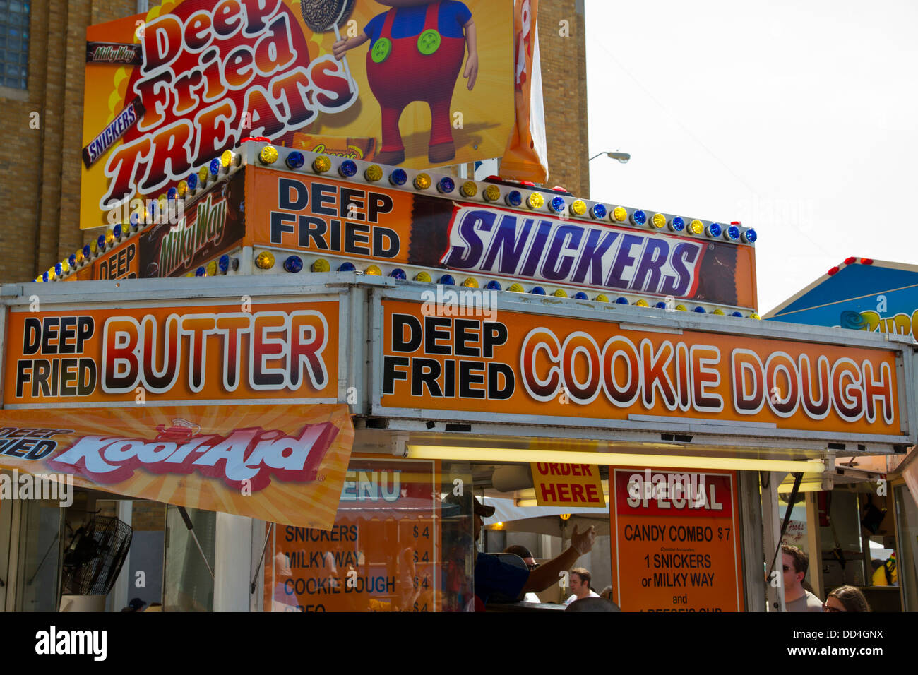 Indiana State Fair Stand vendant des collations chocolat Deepfried comme Snickers, Cookie Dough, Voie Lactée et Oreo Banque D'Images