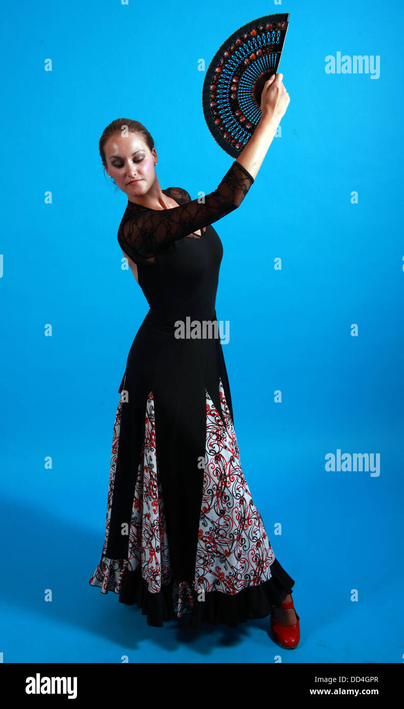 Mouvements de Danse Flamenco, dame en robe noire avec ventilateur Banque D'Images