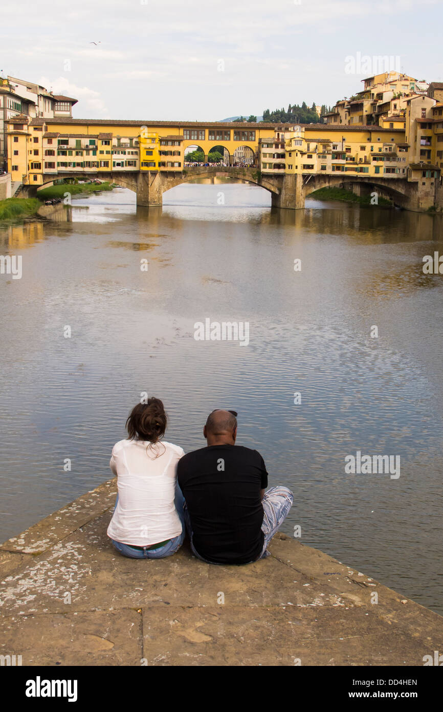 Deux personnes à la recherche vers le Ponte Vecchio à Florence Italie Banque D'Images