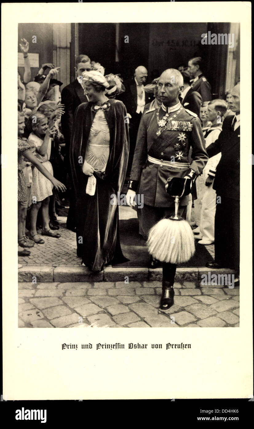 Ak Prinz Prinzessin und Oskar von Preußen, Federhelm ; Banque D'Images