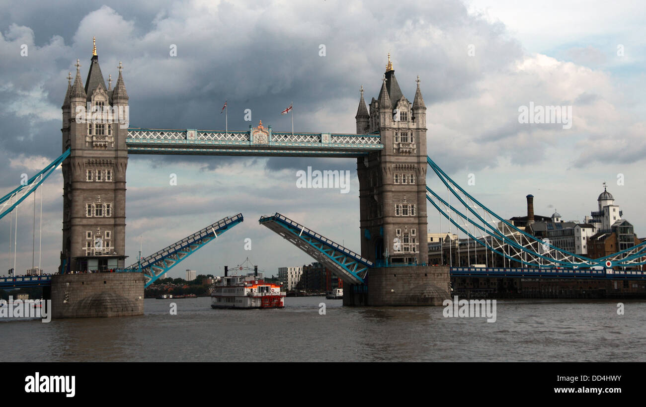 Tower Bridge historique s'ouvre sur la Tamise, Londres, Angleterre, Royaume-Uni Banque D'Images