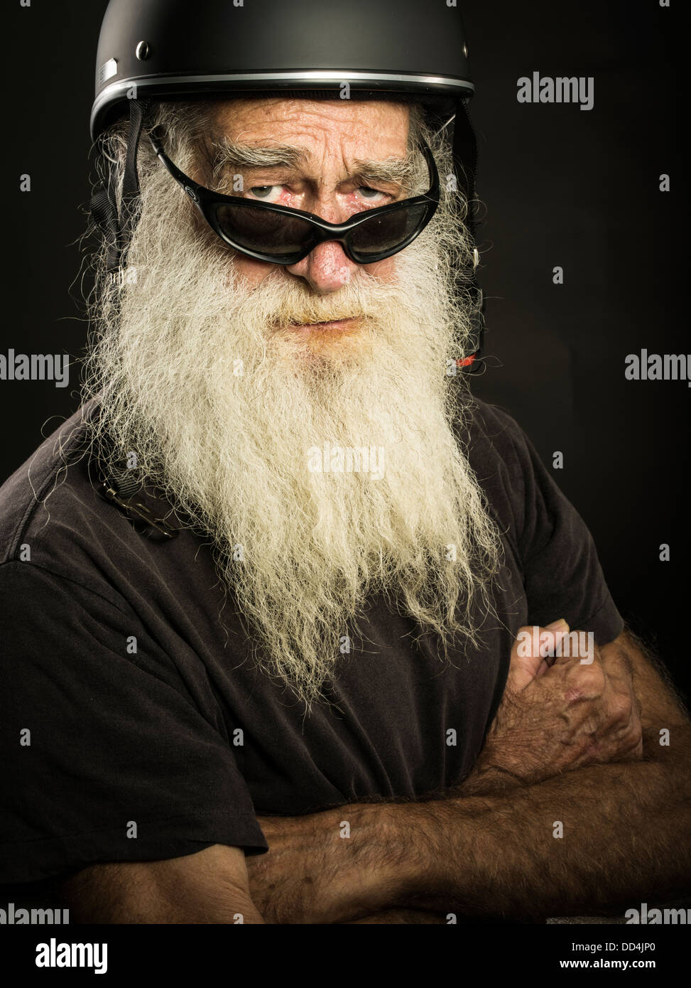 Old biker avec barbe blanche et le casque Banque D'Images