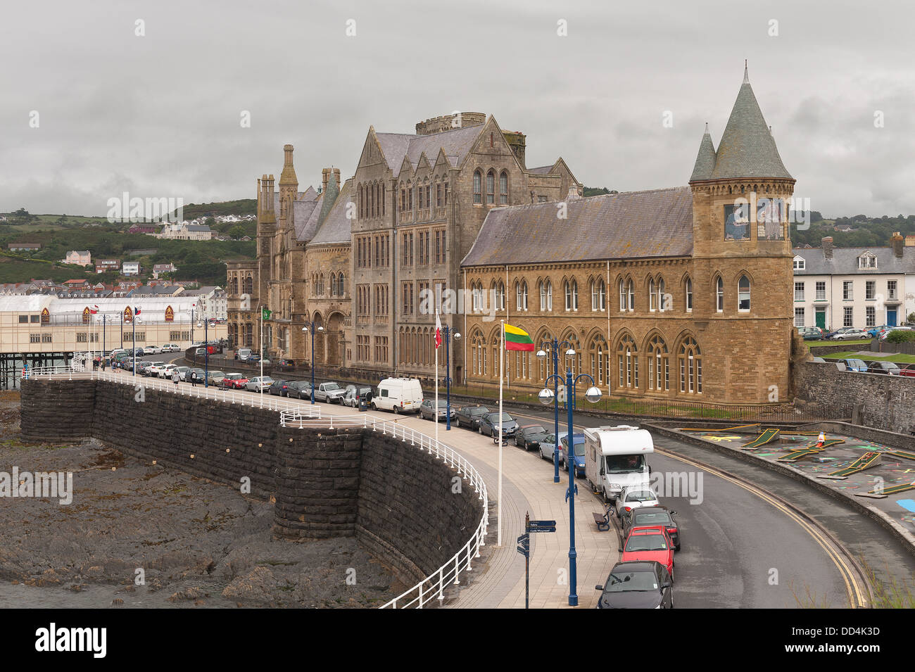 L'Université d'Aberystwyth old college building par jour nuageux Standing Tall et forte contre moody ciel terne Banque D'Images