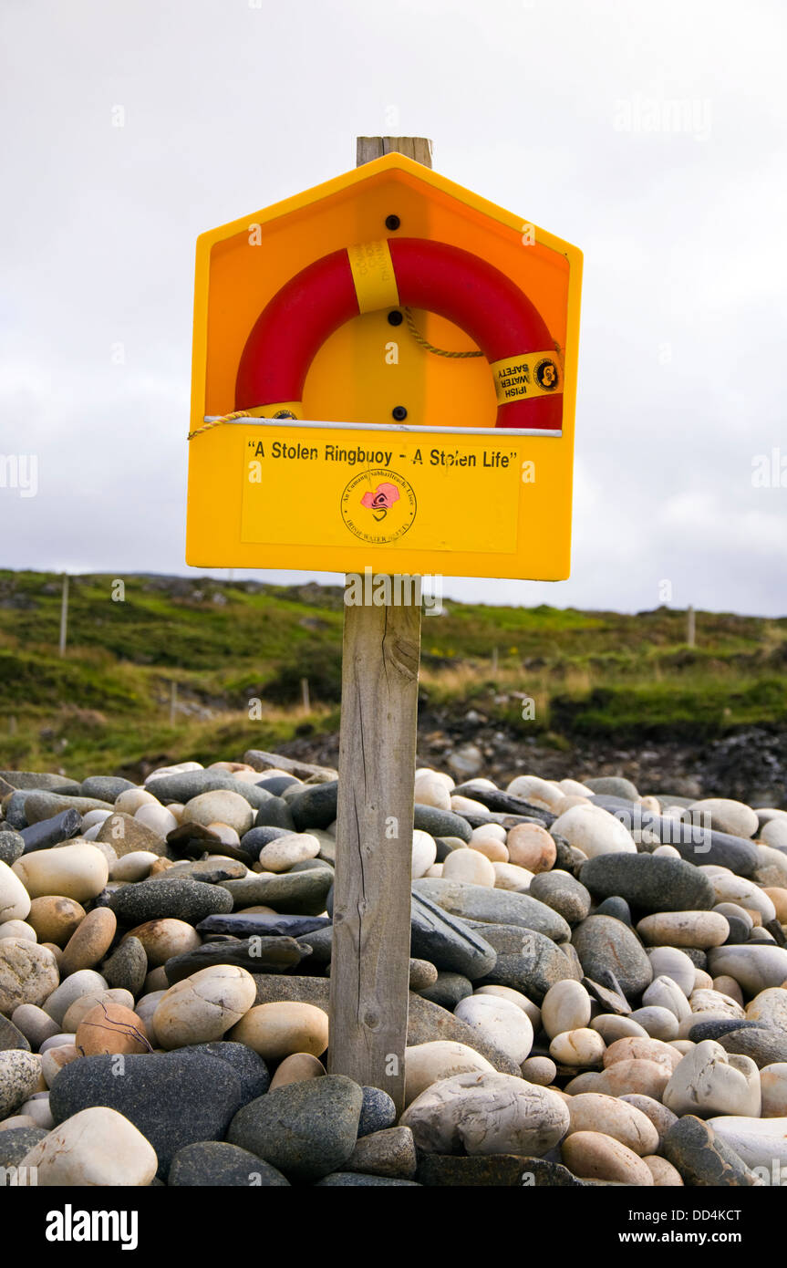 Ringbuoy sur une plage à Donegal Irlande Banque D'Images