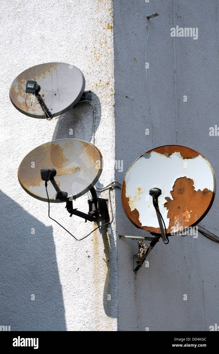 Whitstable, Kent, Angleterre, Royaume-Uni. Old rusty satellite dishes Banque D'Images