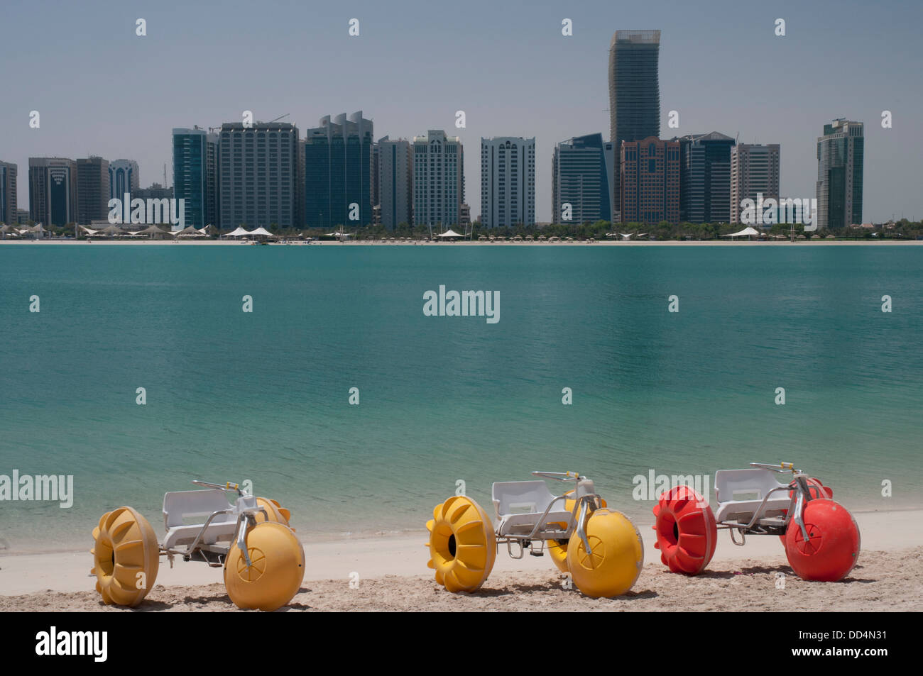 Pédalos sur la Corniche beach à Abu Dhabi, à côté de l'Heritage Village Banque D'Images