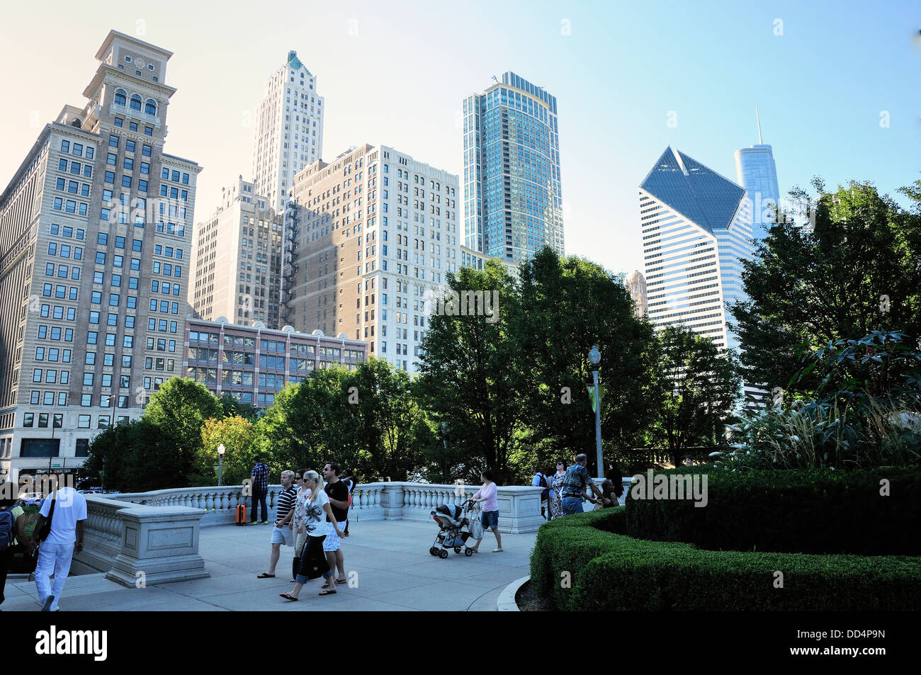 Voir des bâtiments le long de Michigan Avenue des marches de Millennium Park. Banque D'Images
