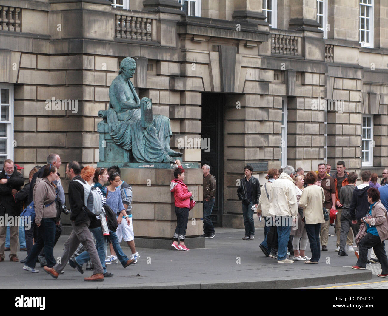 Statue de David Hume à l'extérieur de la Haute Cour de justicier, Lawnmarket, Royal Mile, Édimbourg, Écosse Banque D'Images