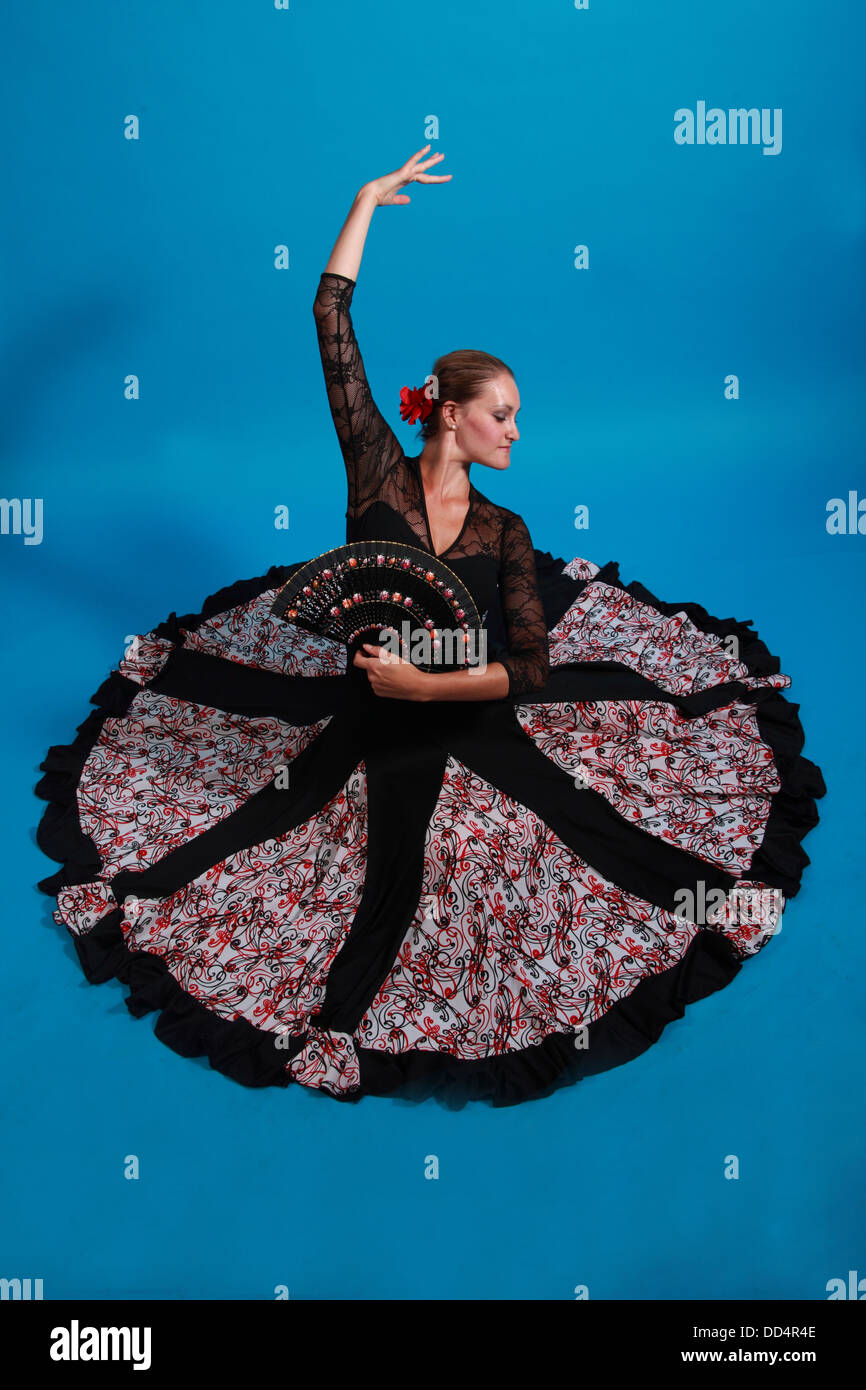 Mouvements de Danse Flamenco, dame en robe noire avec ventilateur Banque D'Images