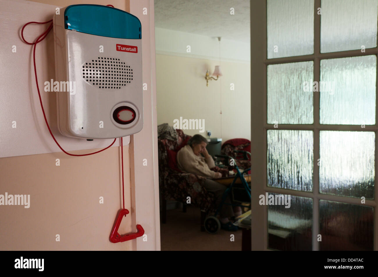 Une vieille dame dort dans son bungalow avec l'aide des gardes de parc téléphonique système d'alarme et tirer sur le cordon pour toute urgence. Banque D'Images