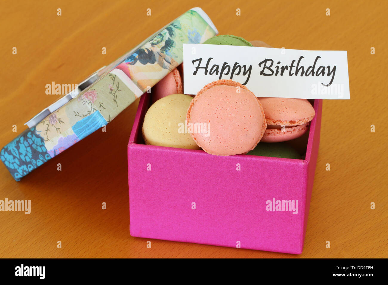 Joyeux anniversaire carte avec boite de macarons colorés Banque D'Images
