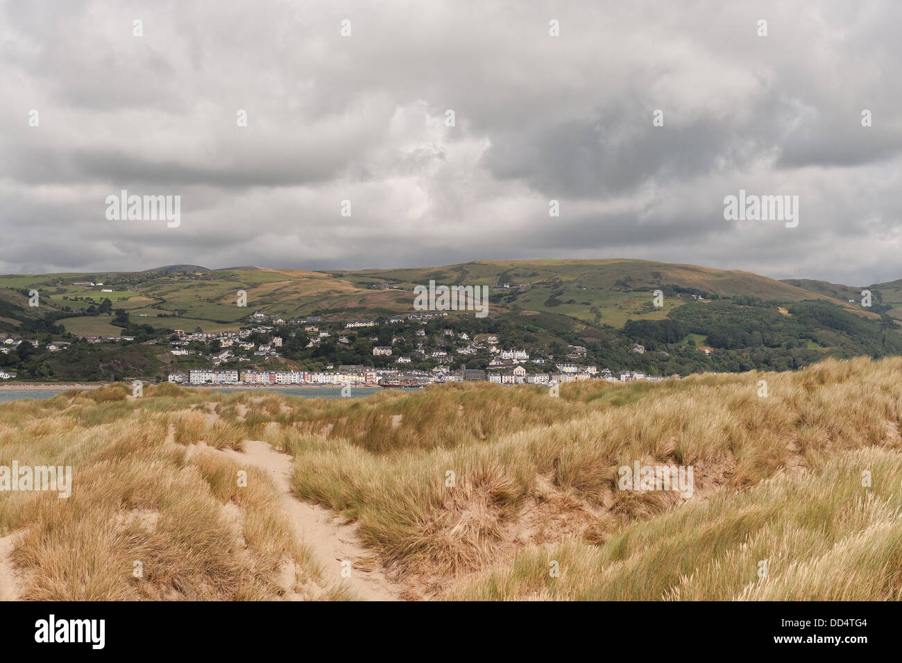 Aberdovey seaside village niché dans le nord de la rivière Dyfi au sein du Parc National de Snowdonia de Ynyalas sandbanks originaux Banque D'Images