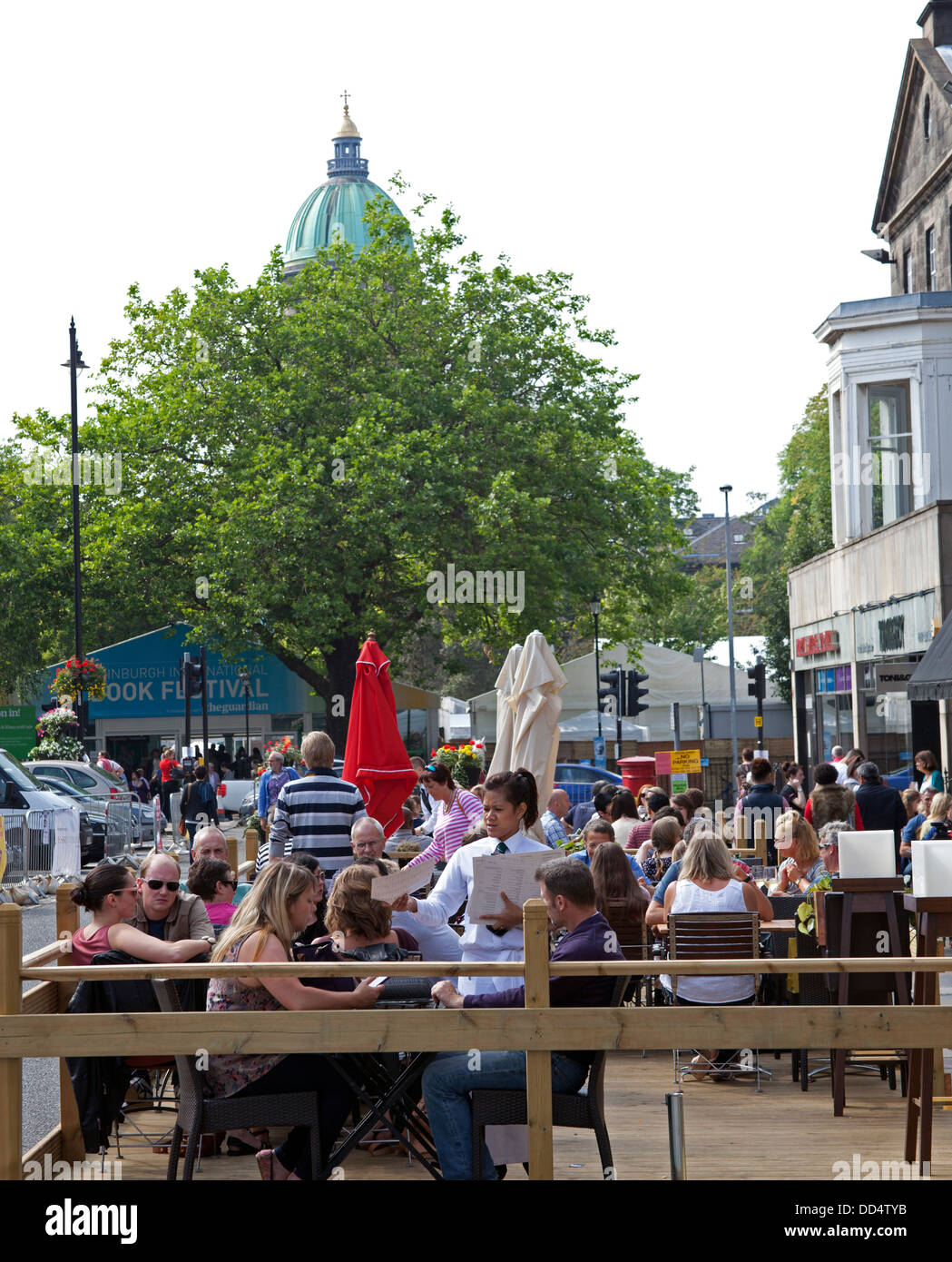 George Street, Edinburgh, Scotland UK coin en plein air au cours de Fringe Festival 2013 Banque D'Images