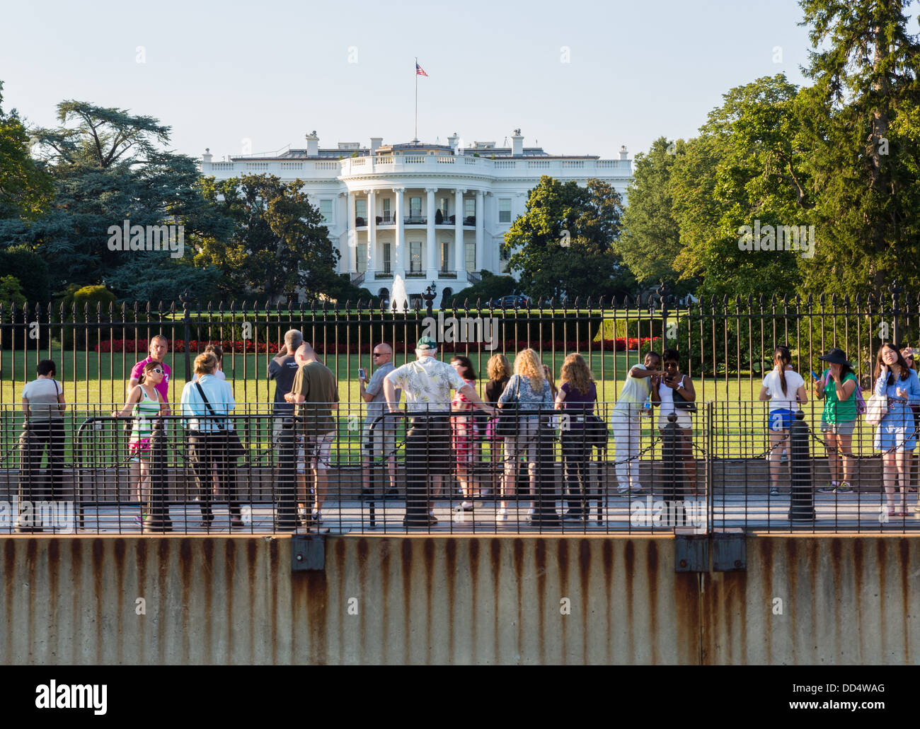 La foule regarde pelouse Sud de la Maison Blanche de Washington DC par une clôture et des barrières de sécurité Banque D'Images