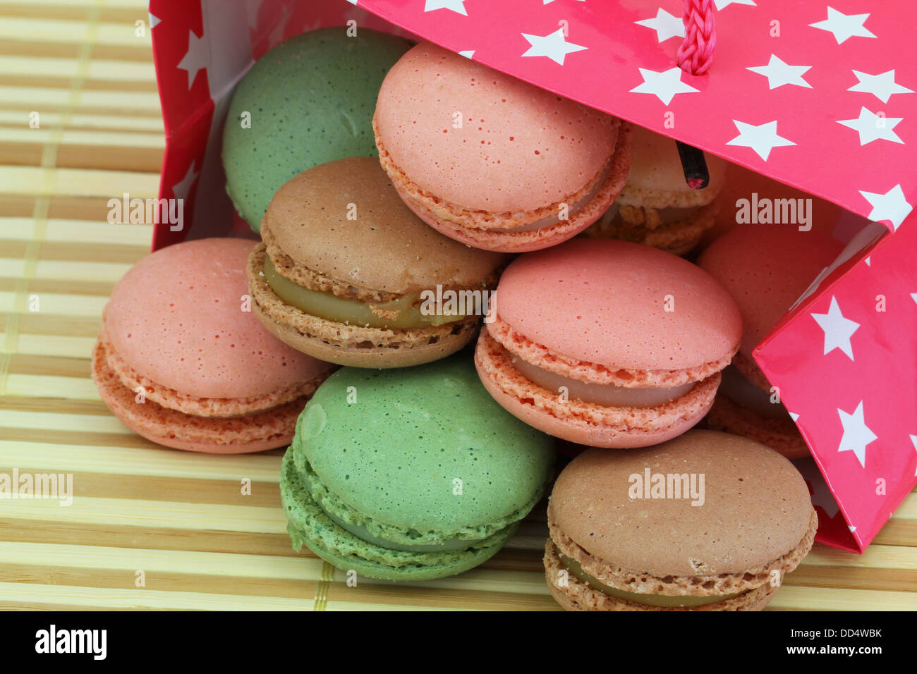 Macarons en rose sac cadeau, Close up Banque D'Images
