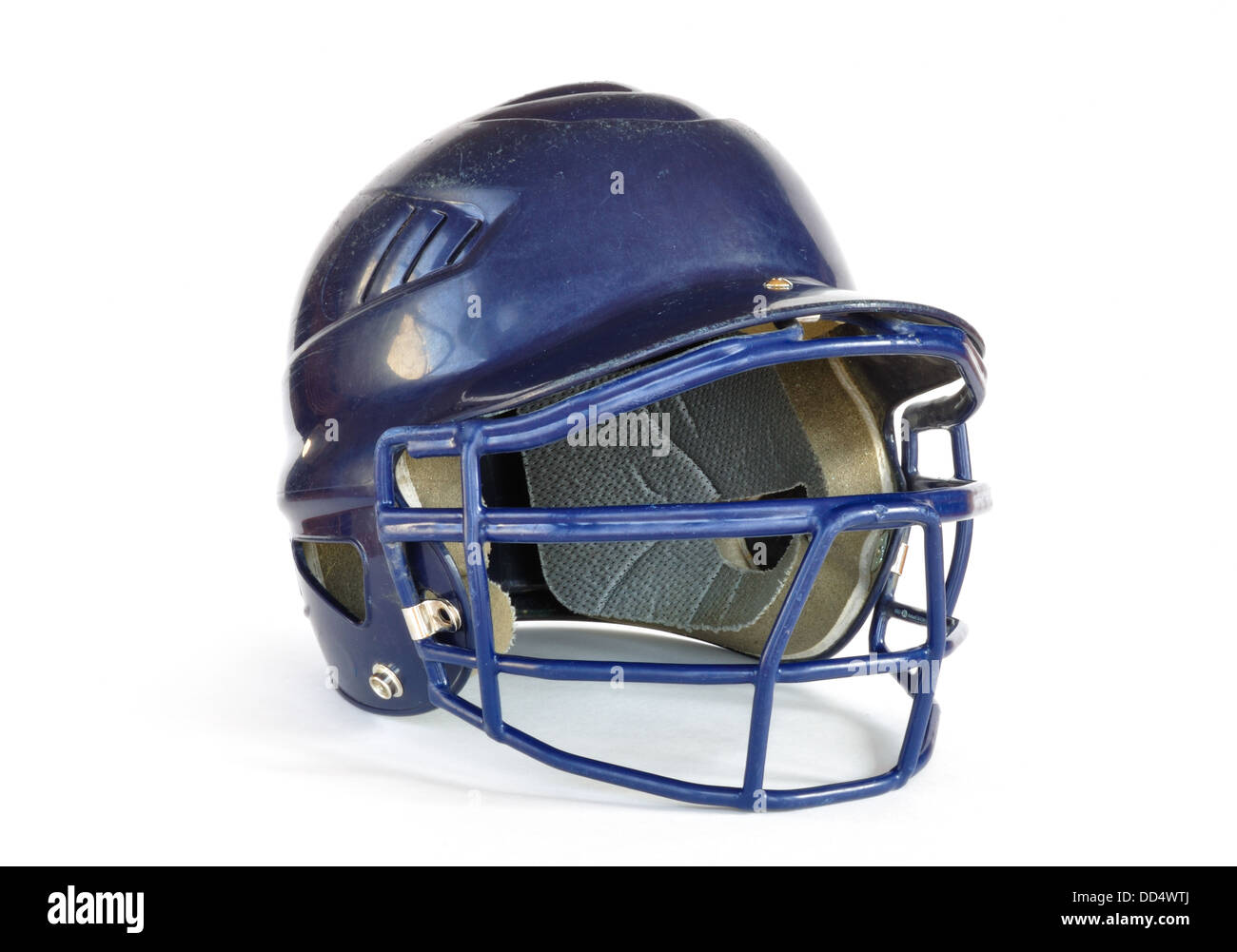 Casque de baseball avec masque isolé sur blanc. Banque D'Images