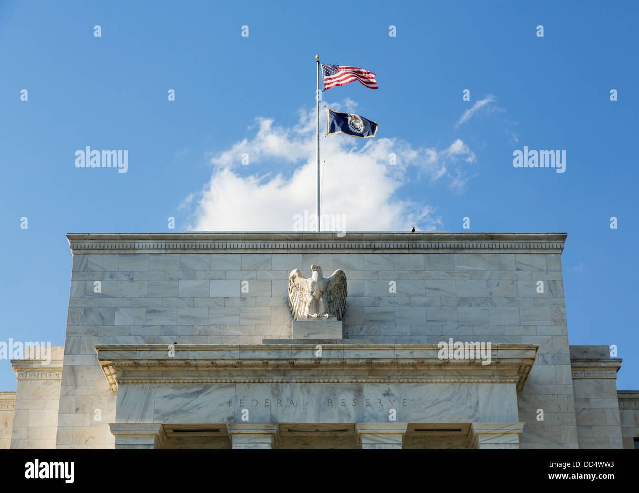 Drapeaux flottants sur la Réserve fédérale Building, Washington DC, USA Banque D'Images