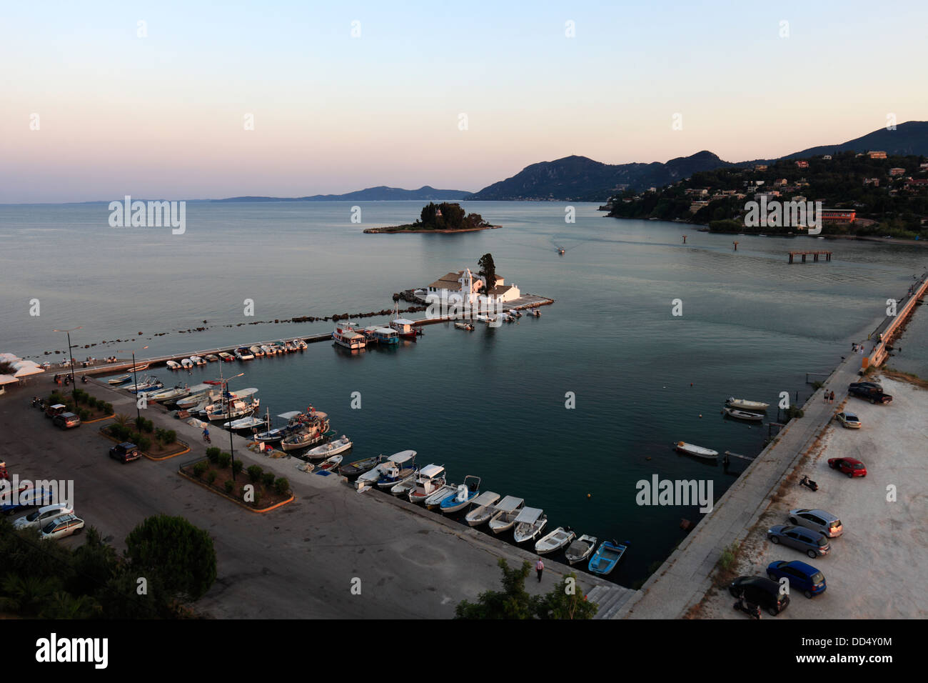 Le monastère de Panagia Vlahernon sur Vlachernes Island (Île de la souris) au large de la péninsule de Kanoni, île de Corfou, Grèce. Banque D'Images