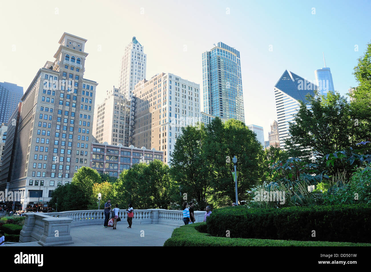 Voir des bâtiments le long de Michigan Avenue des marches de Millennium Park. Banque D'Images