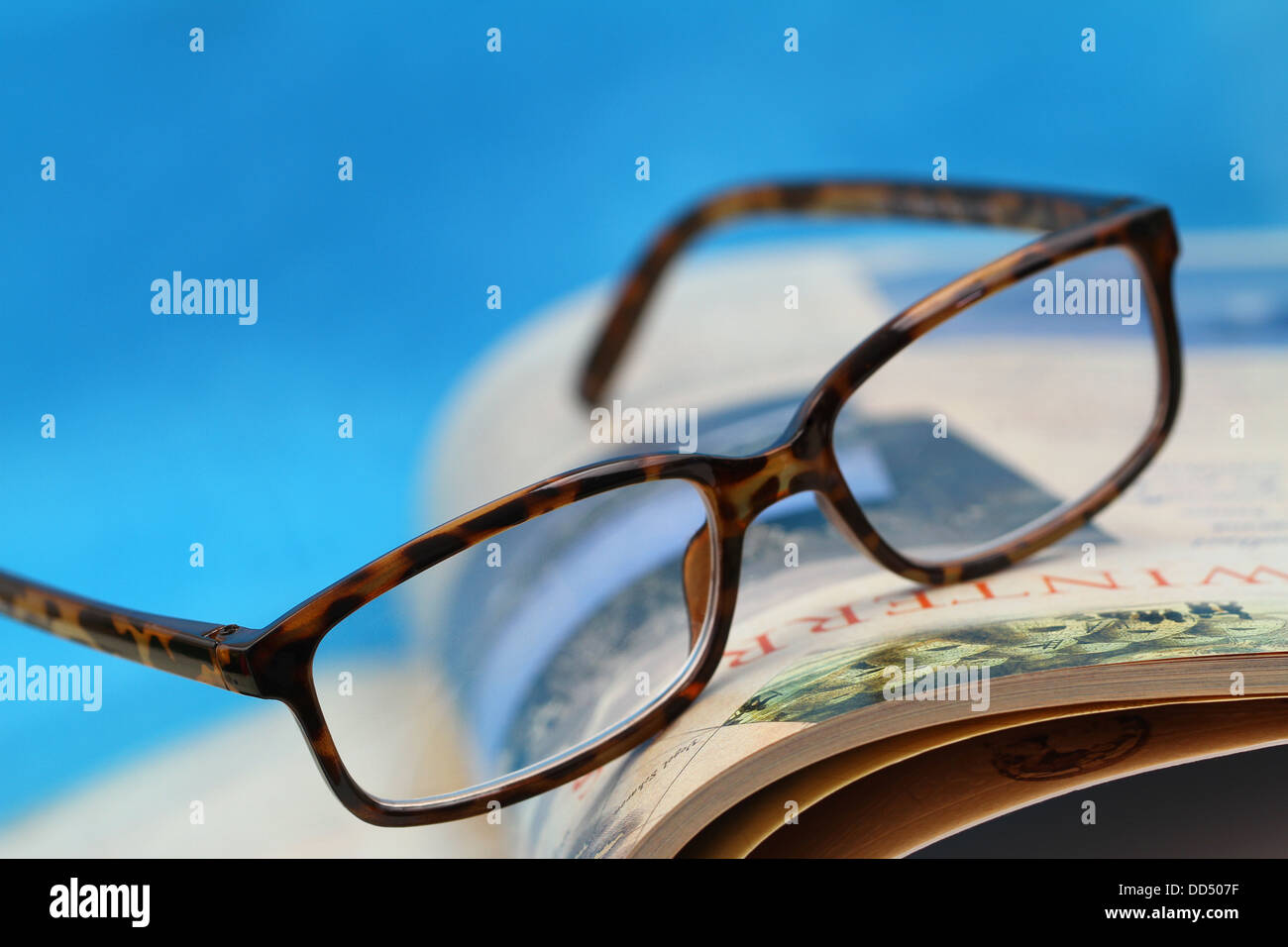 Verres sur open travel brochure with copy space Banque D'Images