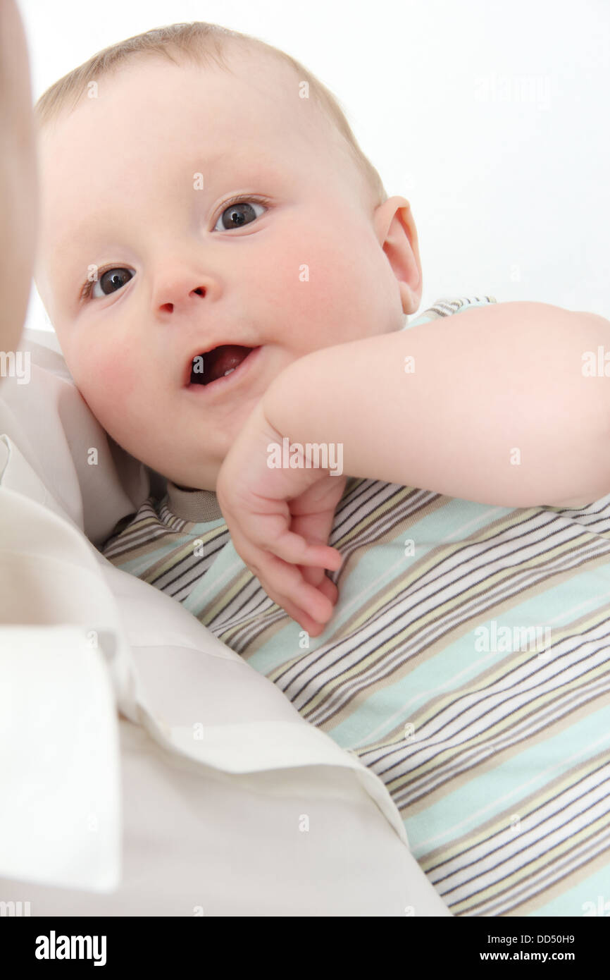 Petit bébé dans mother's hands Banque D'Images