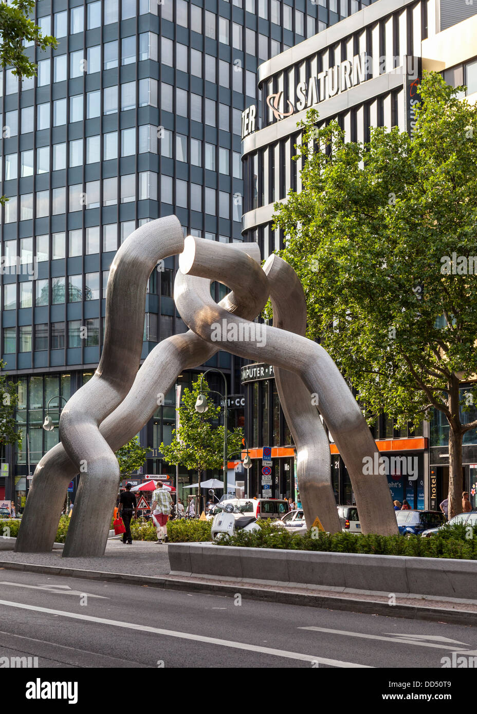 Travaux d'art public - les liens cassés de la sculpture représente la chaîne de division entre l'Est et l'ouest de Berlin, Berlin Tauentzienstrasse sur Banque D'Images
