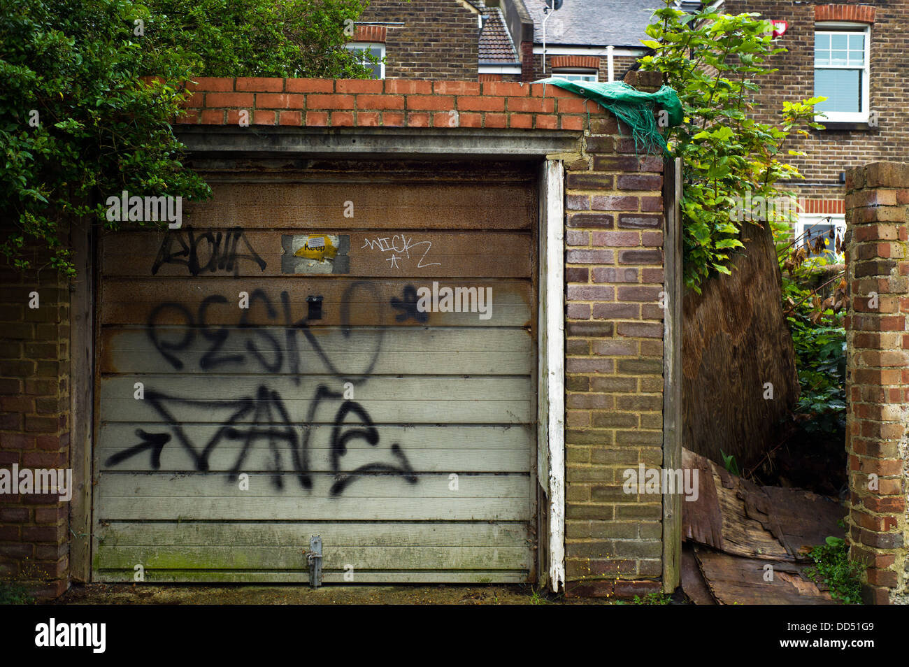 Vieille porte de garage et graffiti, Brighton, UK Banque D'Images