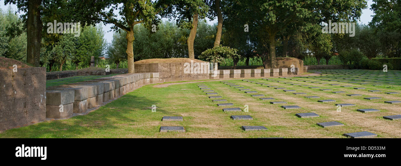 L'allemand Première Guerre mondiale un cimetière militaire Deutscher Soldatenfriedhof Langemark / Studentenfriedhof, Flandre occidentale, Belgique Banque D'Images